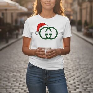 Boujee Christmas Tee – Luxury-Inspired Santa Hat Shirt Women’s Holiday Outfit